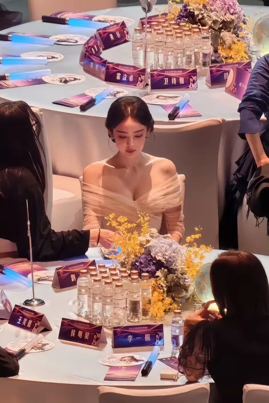 看古力娜扎经过的时候，周围人那一副目瞪口呆的表情，或许在场的人心都颤抖​