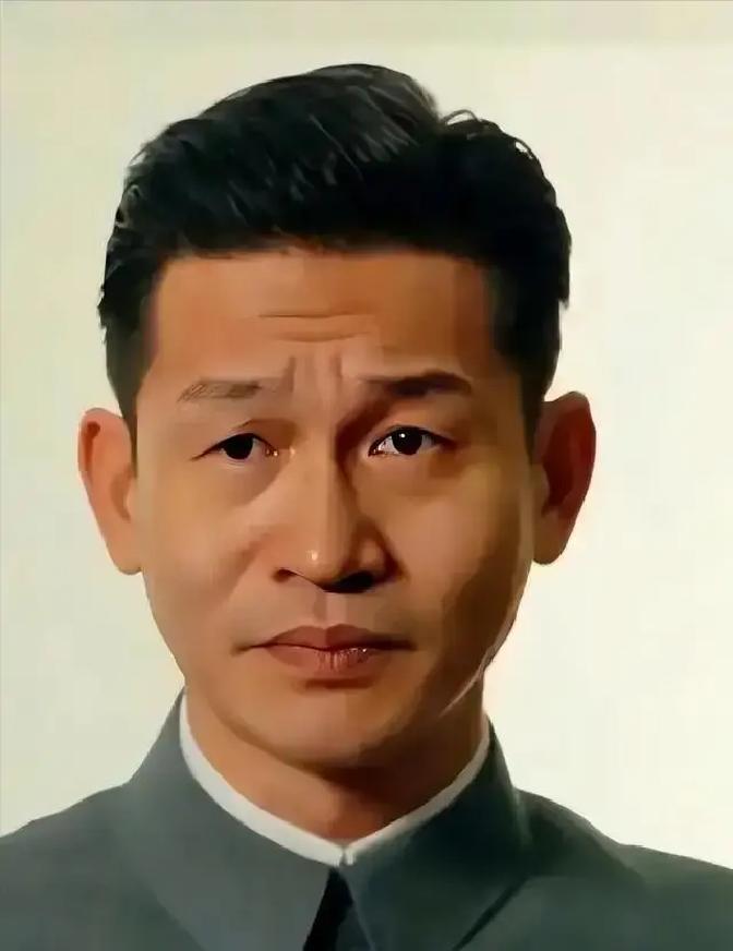 2018年的一天，张艺谋问余皑磊：“有个男三号，演不演？”他接了，结果没火。不久