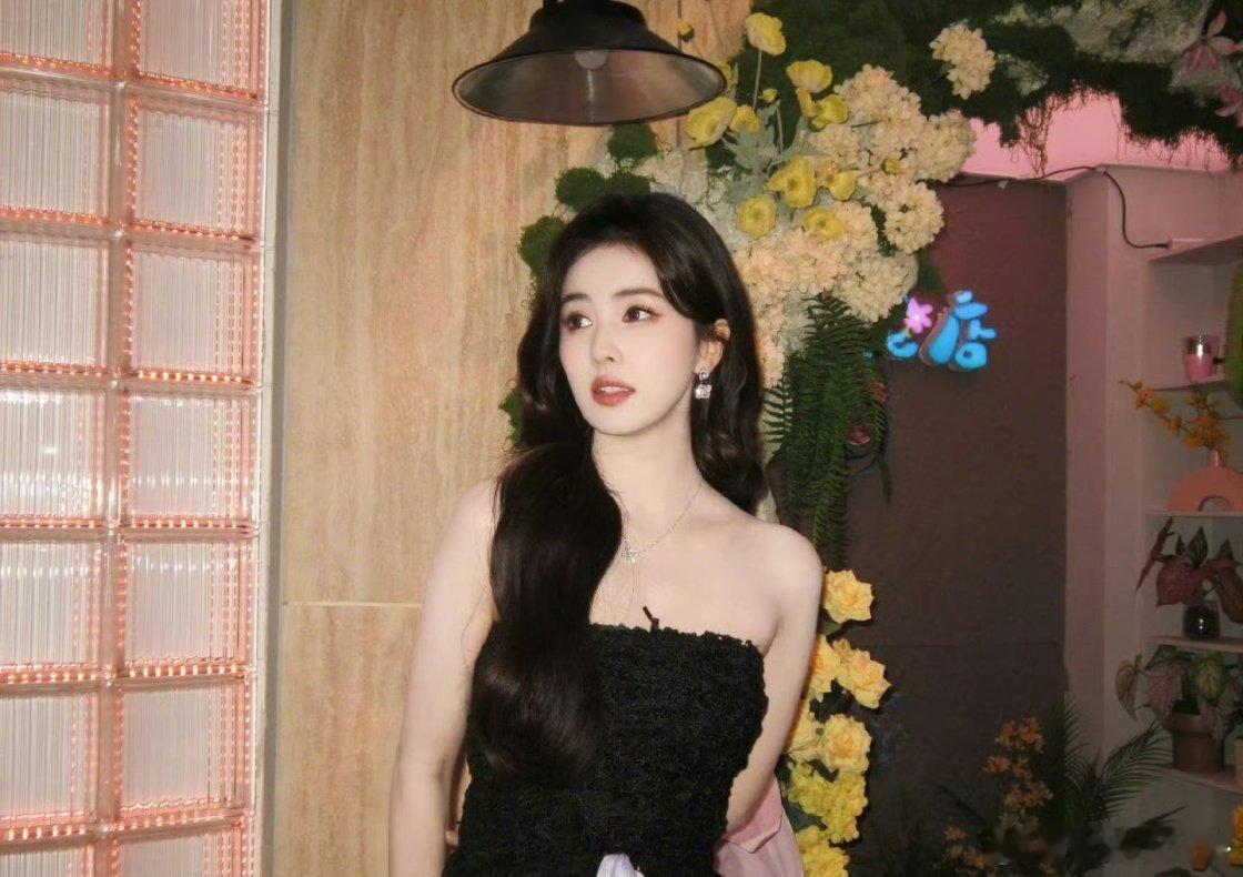 白鹿PeetDullaert高定黑裙+紫蝴蝶结，录《你好星期六》温婉贵气拉满！