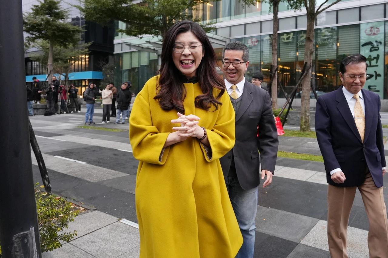 郑丽文证实上半年将访陆称：对选举是大加分部分蓝委却忧心忡忡！国民党24日