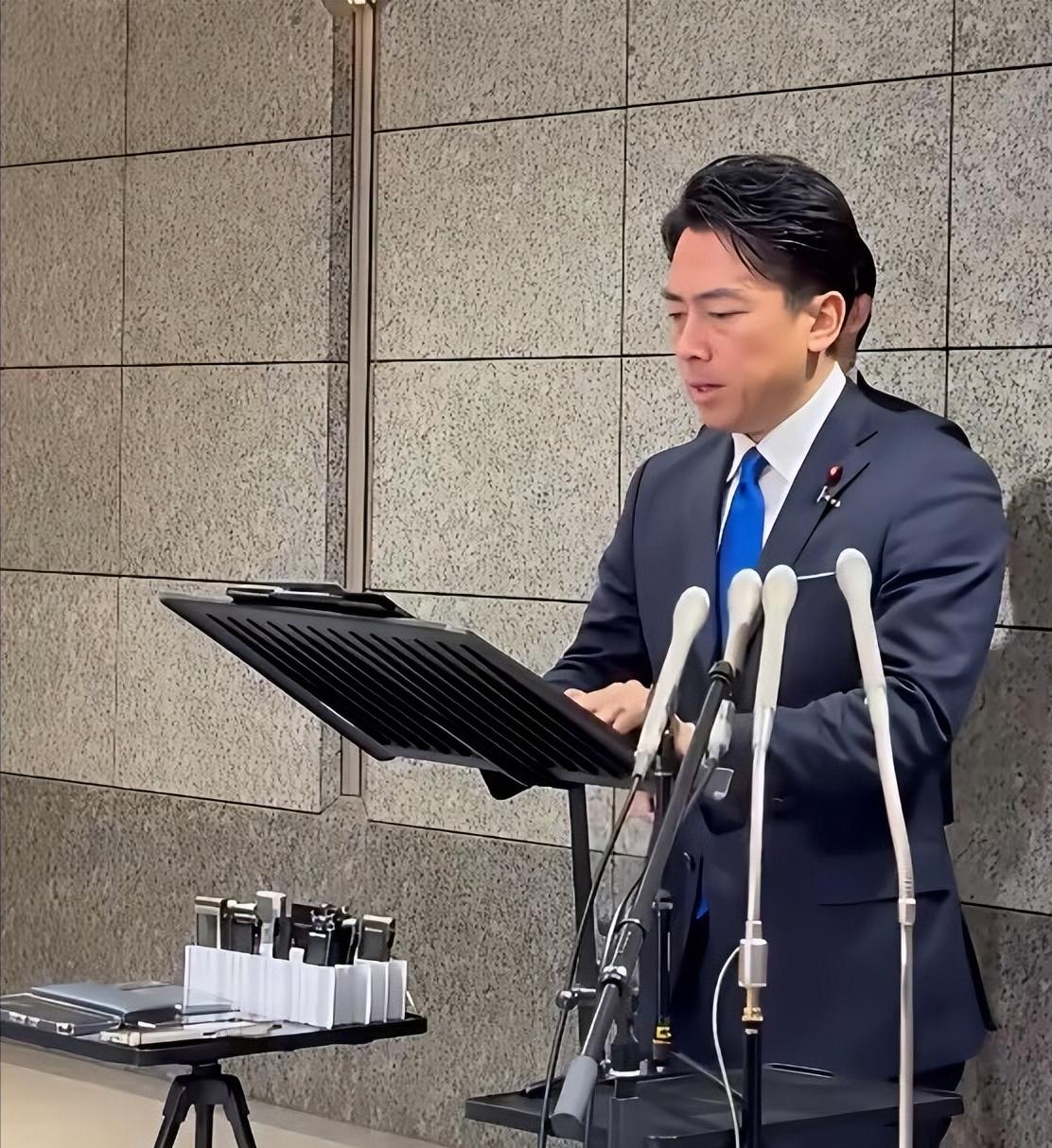 小泉进次郎抗议时脸色苍白，声音颤抖，眼神涣散。这样就对了大半夜不睡觉，东京那