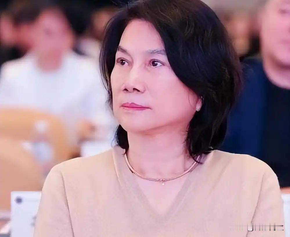 董明珠又卸任了据企查查消息，格力电子商务有限公司近日完成工商变更，董明珠卸任