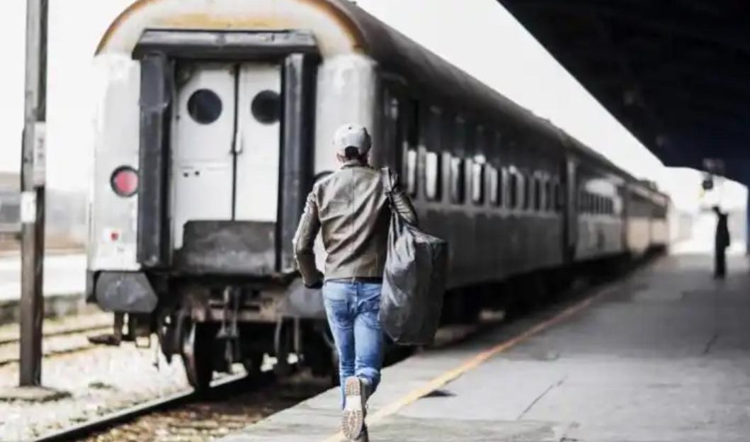 广西南宁，男子没赶上火车，就托朋友改签了另一趟，不料朋友改签成功后，男子又变卦了