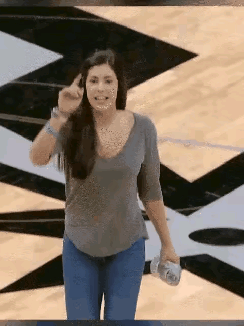 拉塞尔前女友扔毛巾vs王哲林扔毛巾，什么水平？