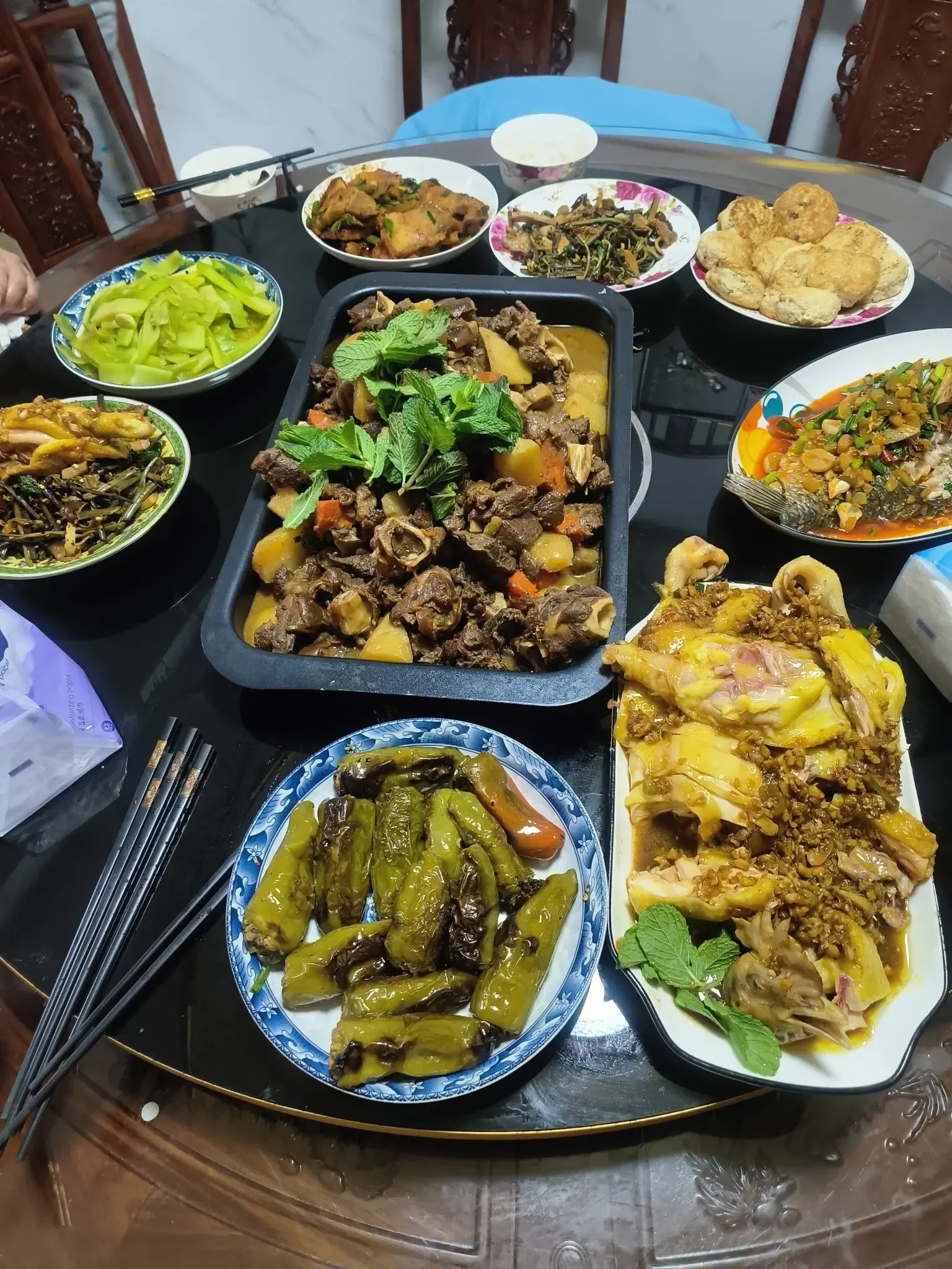 丰盛的家常菜，一家人围坐一起享用。