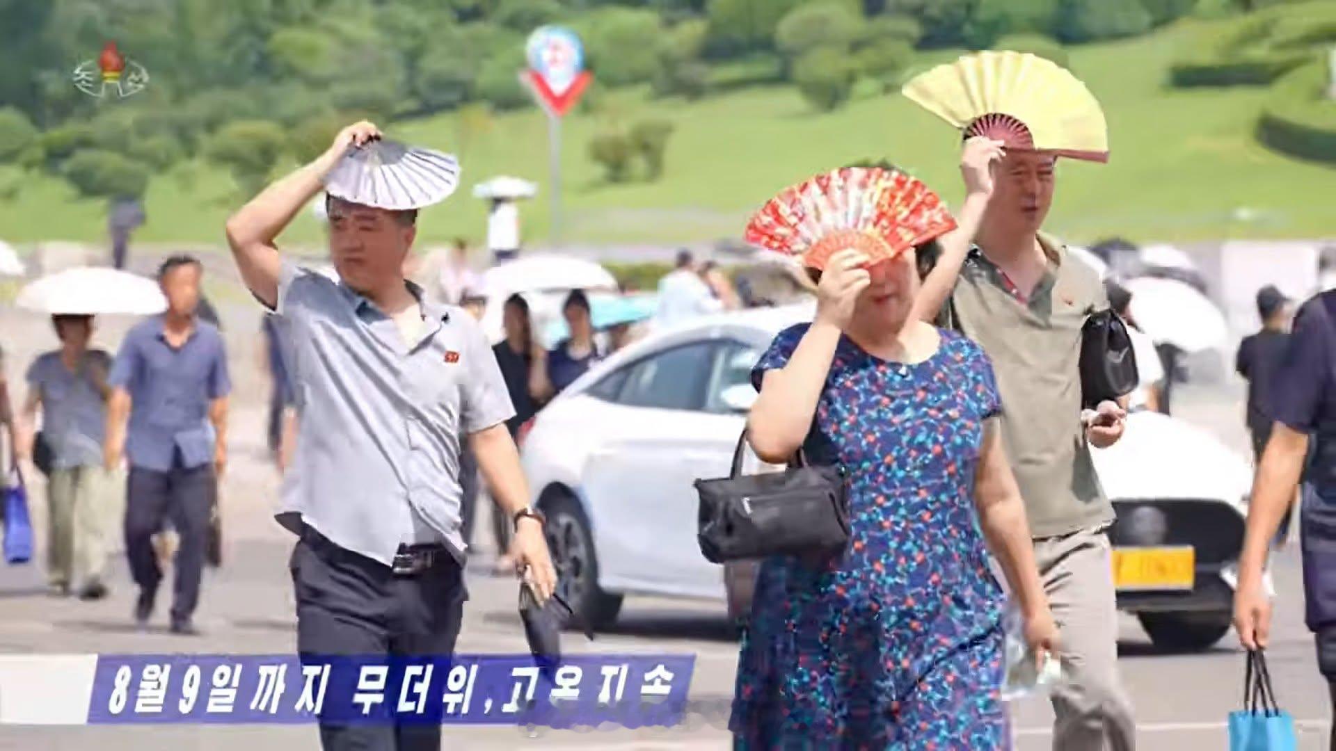 东北亚炎热的夏天，朝鲜民众纷纷前往元山葛麻海岸旅游区“十里明沙”消暑
