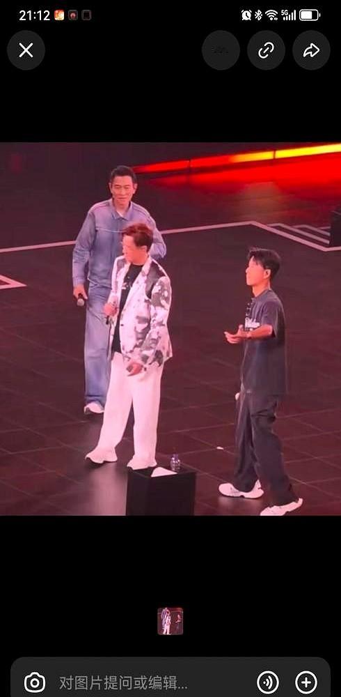 刘德华眼眶通红，几乎是求着谭咏麟：你别退休，求你再唱下去。李克勤耳机都没戴，一个跨栏就冲上台，全凭肌