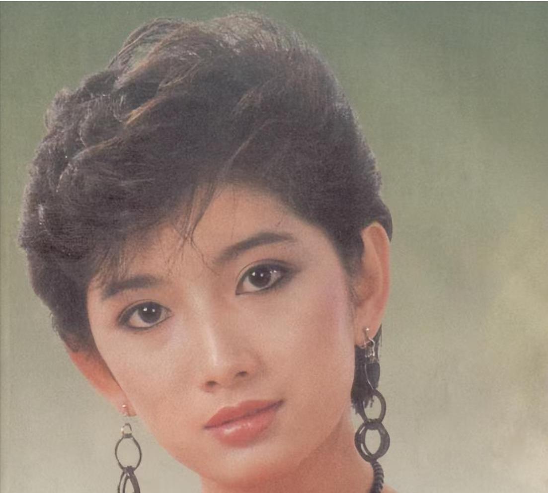 1975年，12岁的刘玉璞正在洗澡，醉醺醺的父亲发疯般地踹开门，冲进浴室里，死死