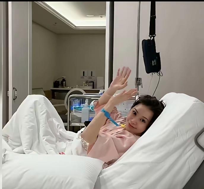 马筱梅坐月子也这么满面红光，眼睛亮亮的，这精神状态真的让人羡慕，怪不得大家都催她