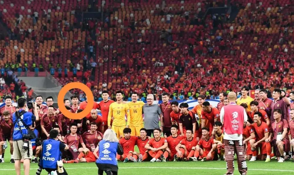 国足1-0巴林赛后这张大合影，我只看到一个人表情凝重，不是应该承担主要责任的伊万