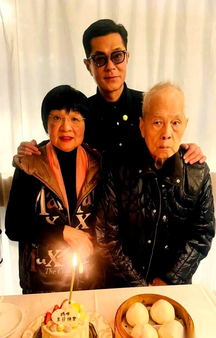 这张照片里，其实站着两个演员。一个是古天乐，天皇巨星。另一个，是他旁边那个看