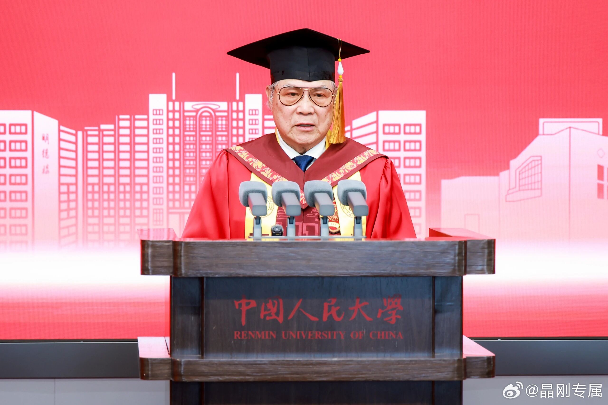 霍启刚发文祝贺父亲霍启刚为父亲感到骄傲恭喜霍老！1月14日，在中国人民大学深圳研