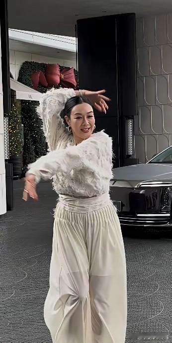 钟丽缇55岁一朵花，这说跳就跳，身材也是绝佳。钟丽缇嫁给张伦硕也是嫁对了，后半