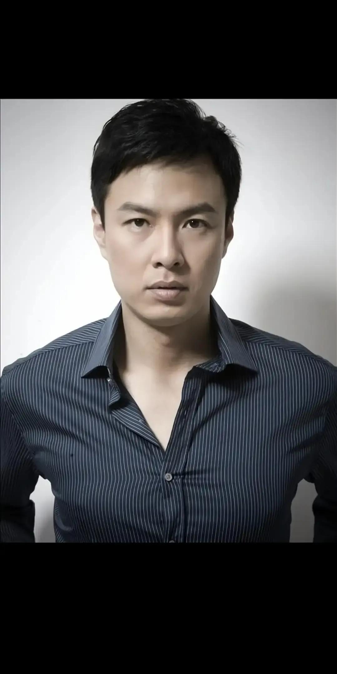 朱铁把婚戒套在中学语文老师手上那天，没请媒体没办秀，连微博都没发图。我刷到消息