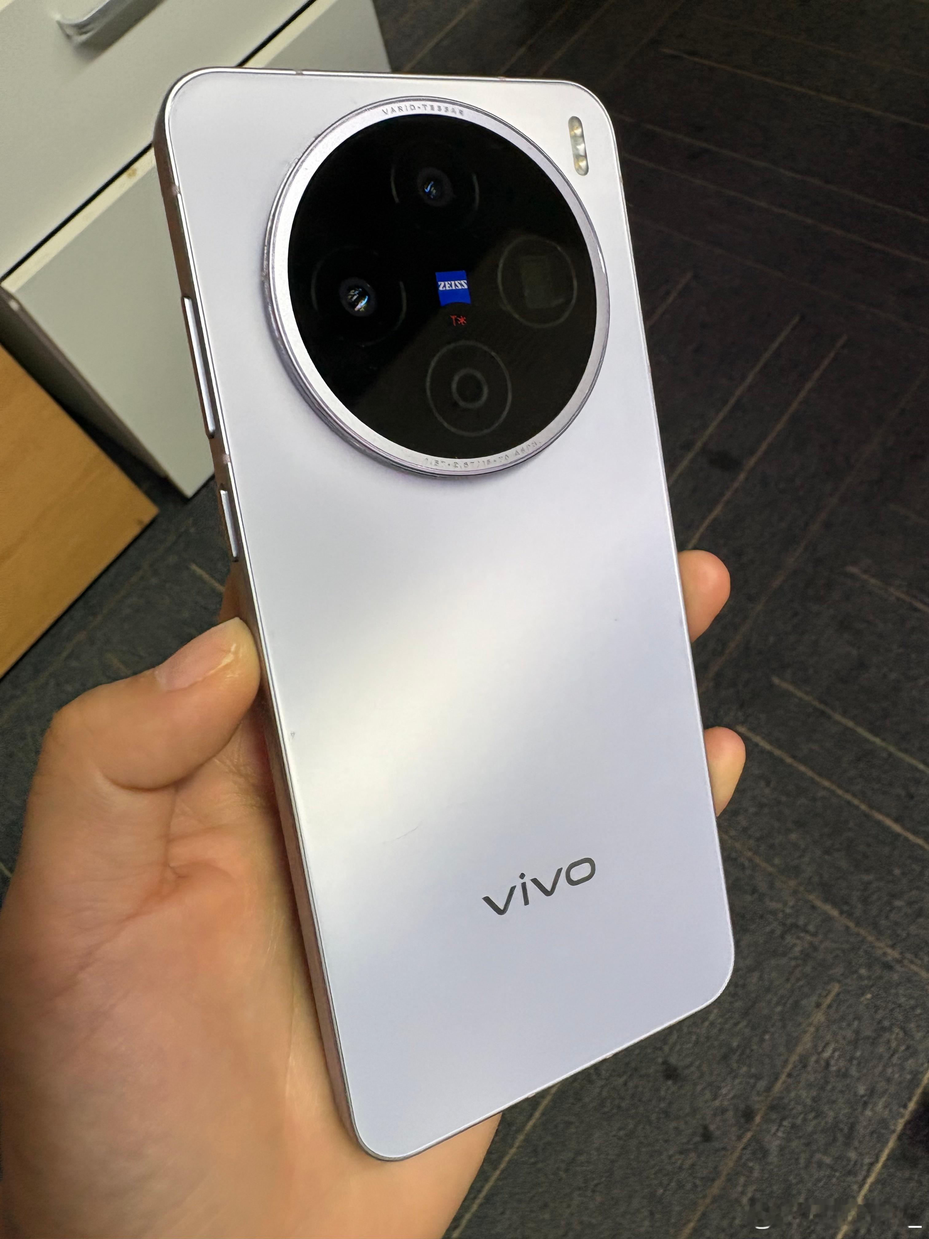 涨价后的iPhone你还会买么涨价的iPhone17狗都不....买！数码博主