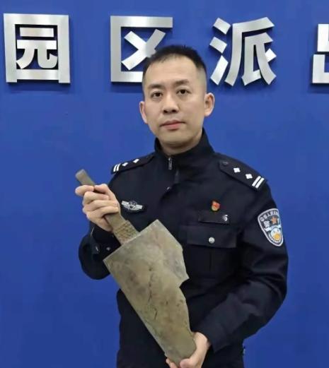 重大发现！一对收废品的老夫妻在河边捡废品，翻出一块沉甸甸长满绿锈的铁疙瘩，上面刻