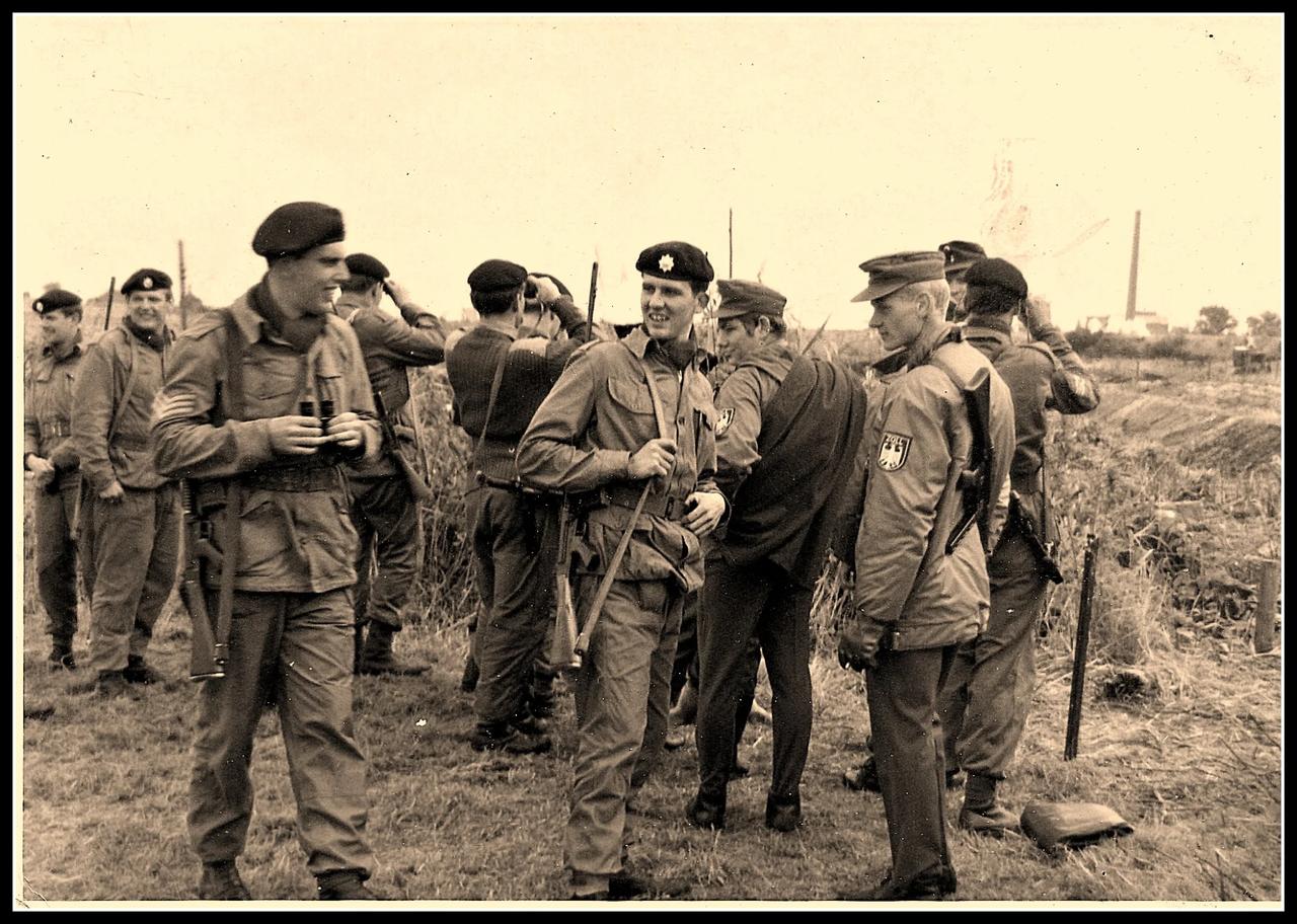 德国境内边境的西德边防部队配备了G17.62毫米战斗步枪，最右边的那个人则