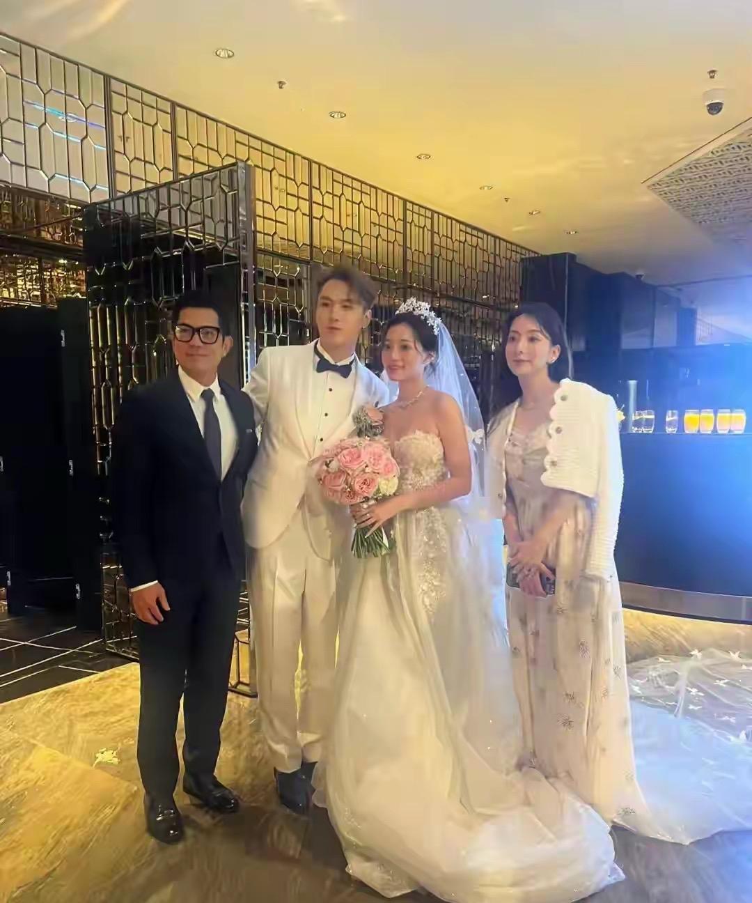 方媛看着真的好娇小，不过也很漂亮，难怪天王喜欢呢，女的看了也喜欢！