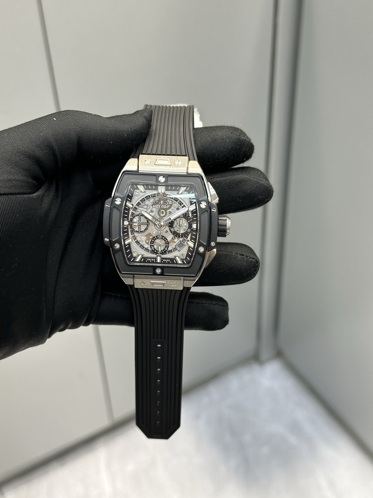 恒宝的酒桶腕表：不一样的“融合”艺术当人们想到恒宝时，首先映入脑海的往往是标志性的“三明治”表壳和圆