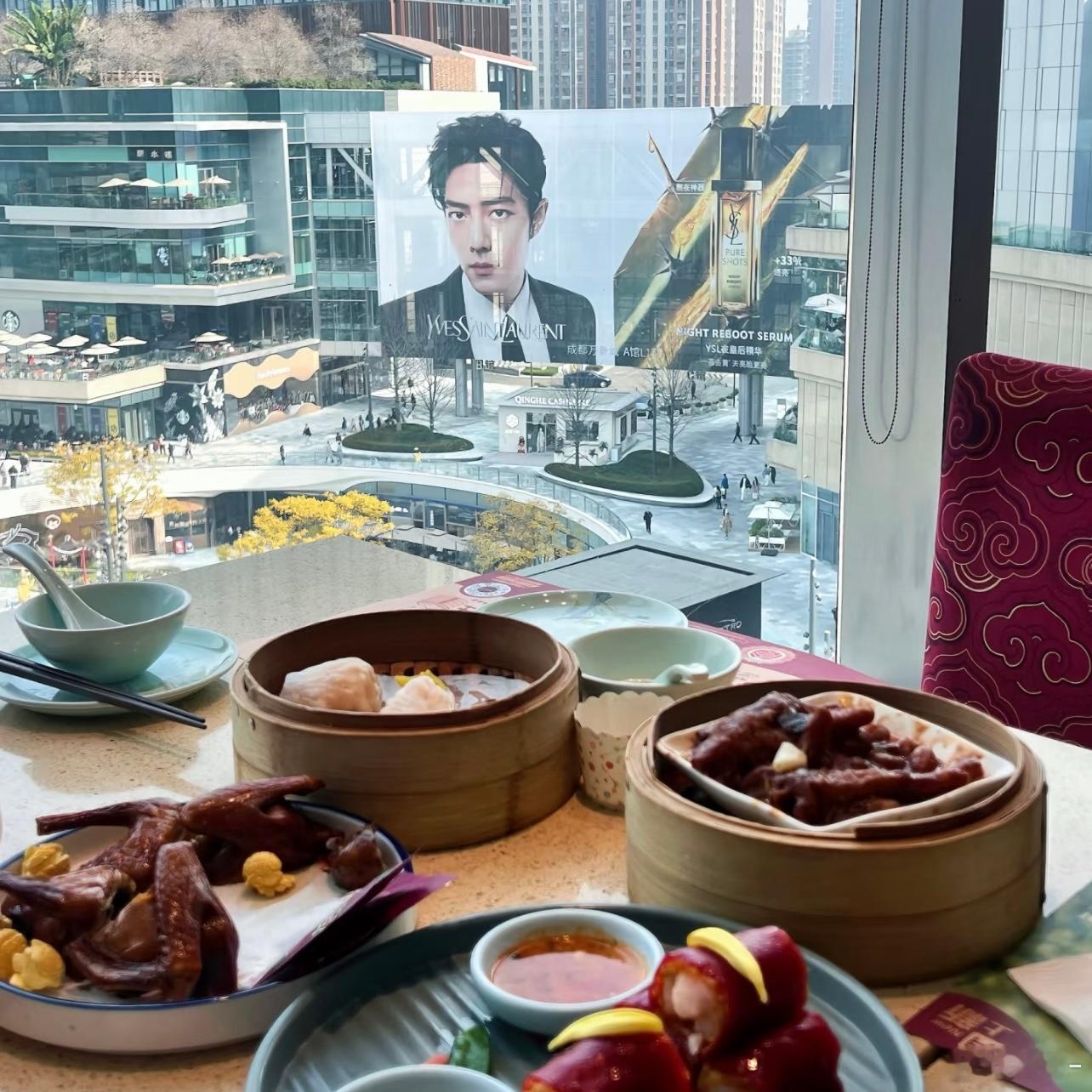 这个位置干饭胃口都变好了，抬头就看见肖战