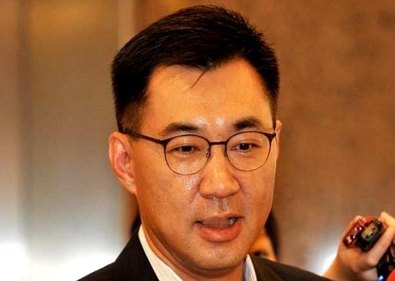 刷到江启臣的新闻，我是真替他尴尬。堂堂卸任党主席，硬是把自己活成了“受气包”。别