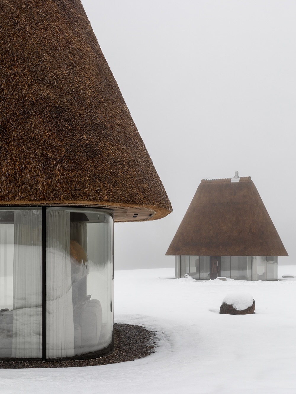 这个雪中小屋看着很惬意，是一个“草顶酒店”，位于乌克兰基辅，由YODgroup