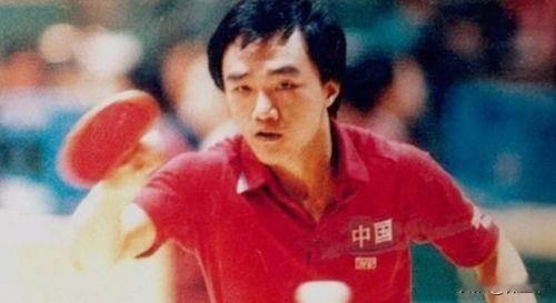 陈龙灿、张本宇这俩人是好哥们，曾经一起搭档拿过全运会男双铜牌。他们中间是陈龙灿先