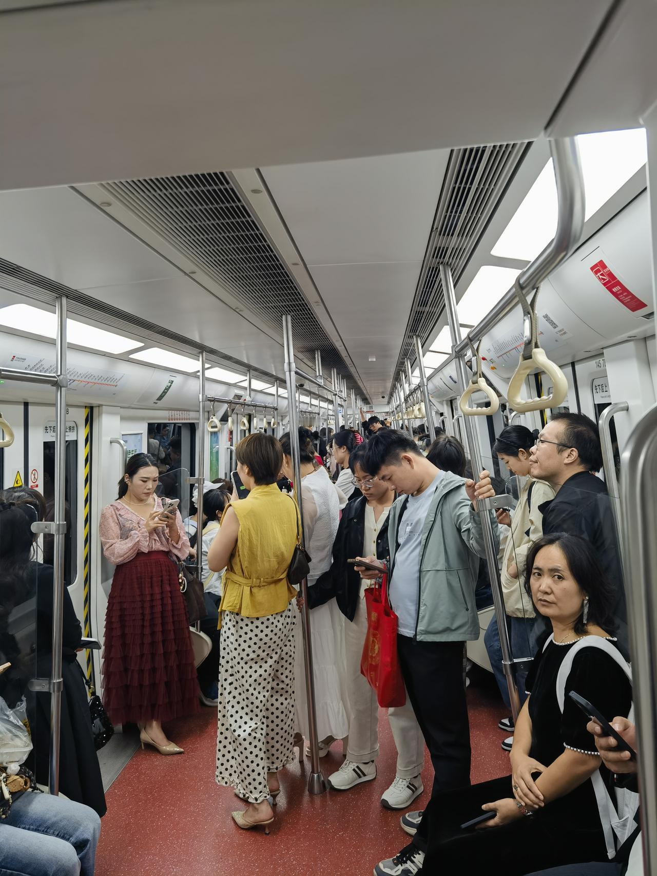 看看西安地铁客流之冠的二号线晚上21：30的实况，真是名不虚传