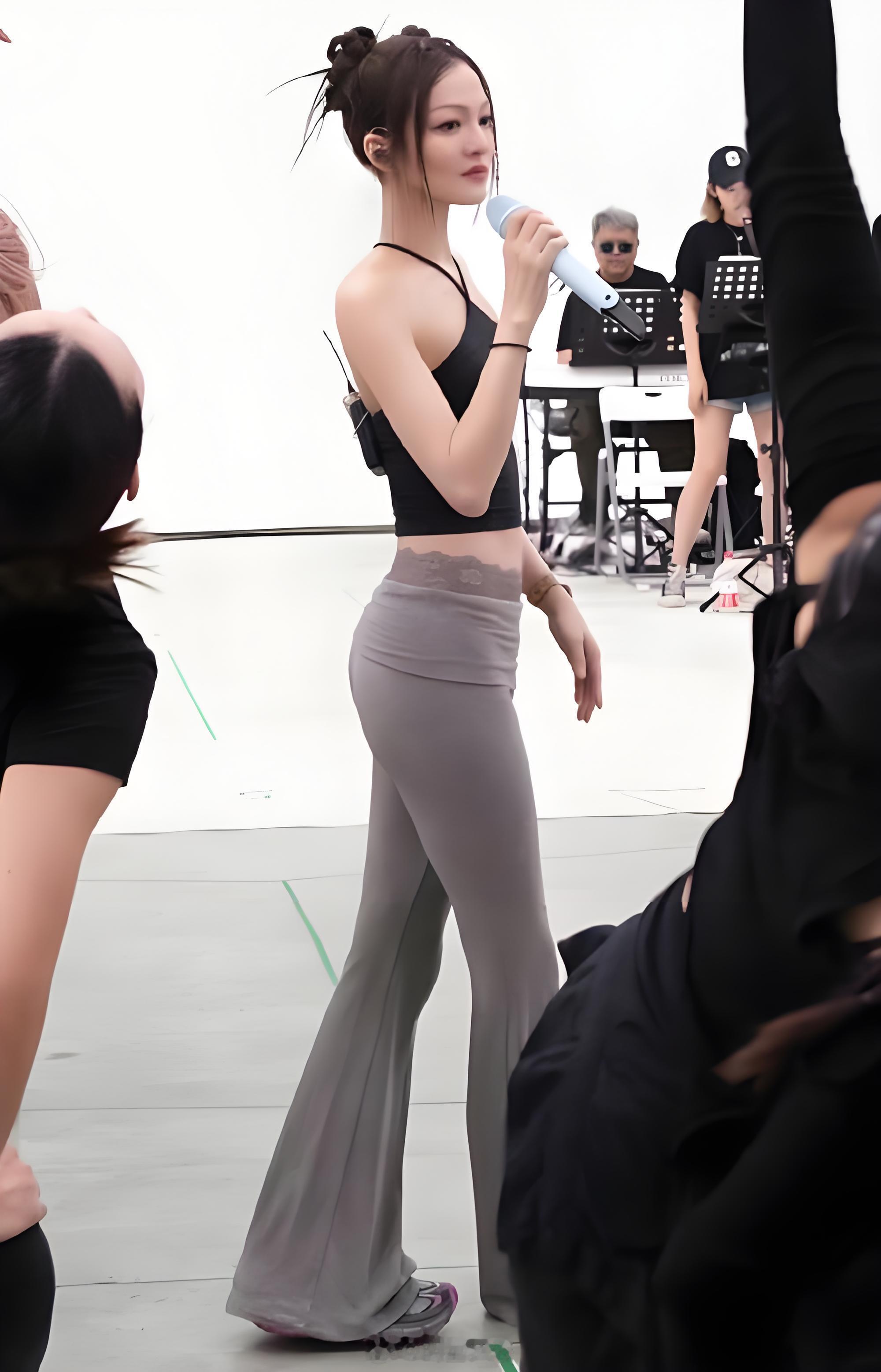 张韶涵：喜欢看美腿的，看过来！