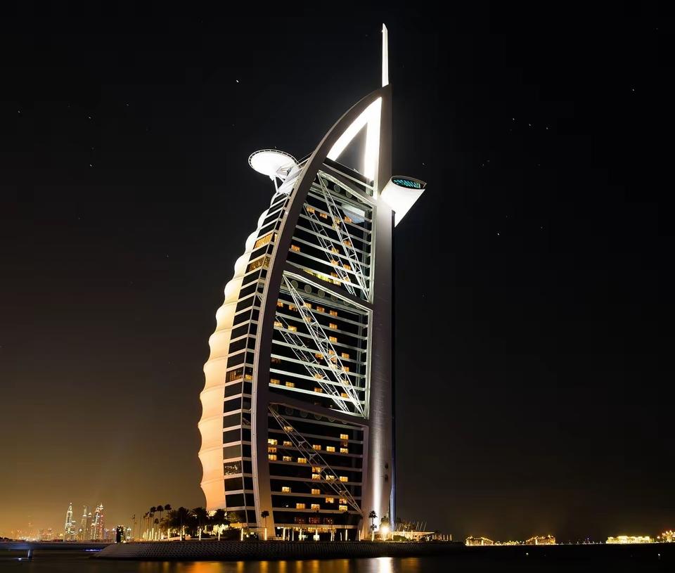 迪拜那对母女的事，看得人真无语。为了回国，母女俩一口气囤了12张机票，住宿住的还