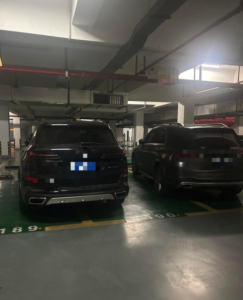 我和我老公这样停车，被楼上业主发到群里，主要那位很闲的业主同时@了物业，车子停的