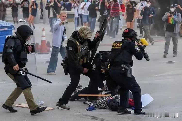 爱泼斯坦卷宗陆续解封，大批政商权贵名字出现在文件之中，但要分清，卷宗出现人名不等
