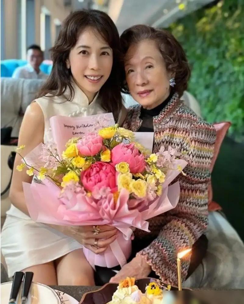 莫何敏仪，76岁，退休港府高级新闻官。当年她给19岁参赛的张国荣打全场唯一的