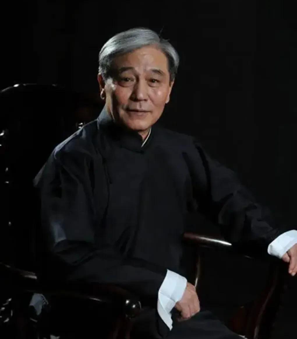 少马爷马志明不拜郭荣启为师，而非得让侯宝林带拉师弟。其实，郭荣启是马志明他爷爷马