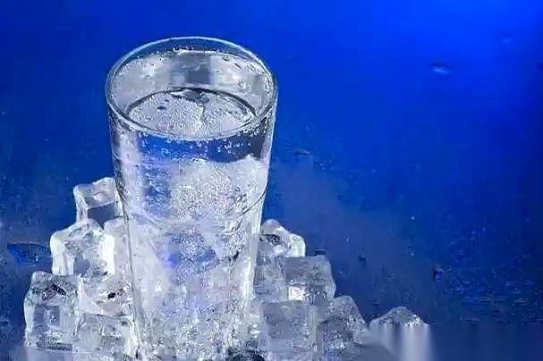 凌晨三点，你渴得不行，迷迷糊糊摸到床头那杯水。先别急着喝。就这一口水，可能就