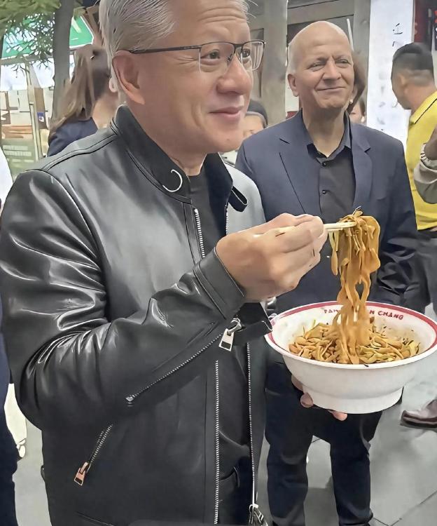 美国访华这一趟，马斯克在带娃、拍照，库克在逛街探店，黄仁勋玩得最“疯”，吃炸酱面