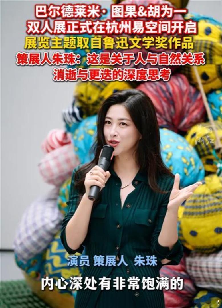 朱珠父亲是他，是红二代也是创一代，气质沉稳儒雅，父女五官神似