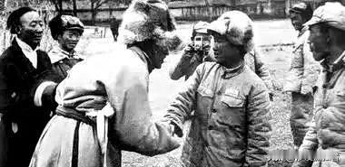 1951年，阿里驻军断粮，连马都杀了吃。眼看全军都要饿死，一个小战士干了一件事，