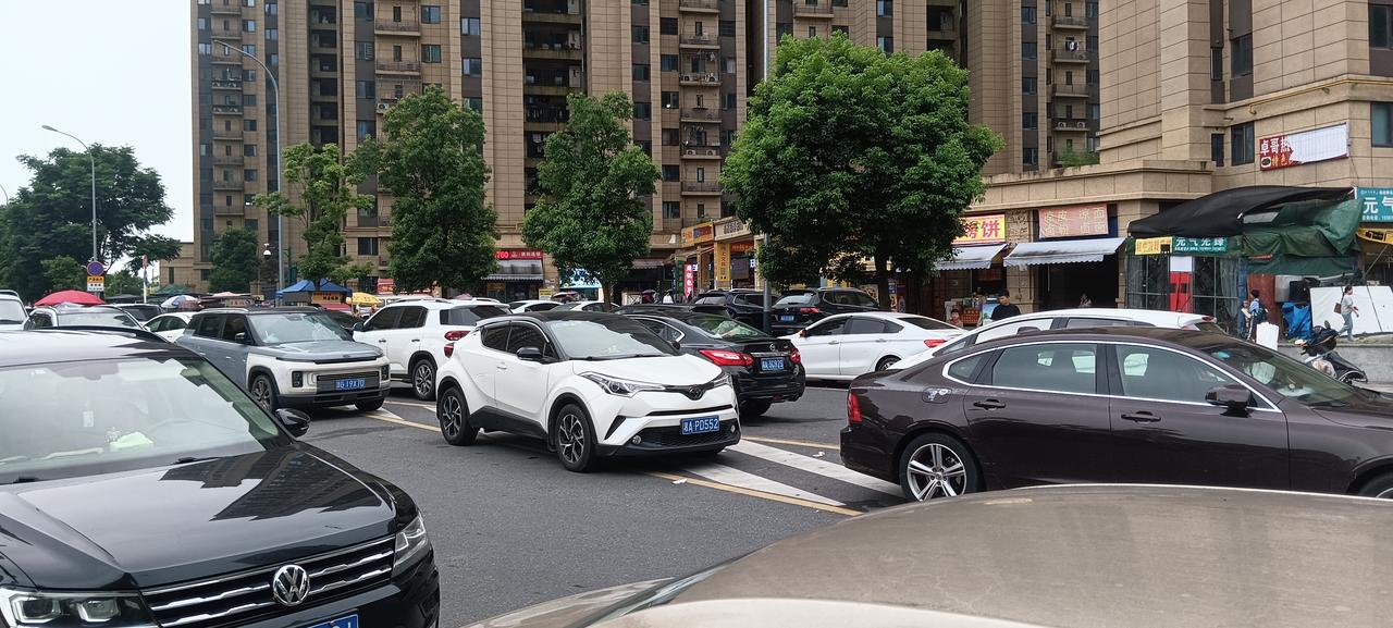 乡镇真正融入城市究竟还有多远？这是某省会城市某个小镇每天上演的真实场景。要不