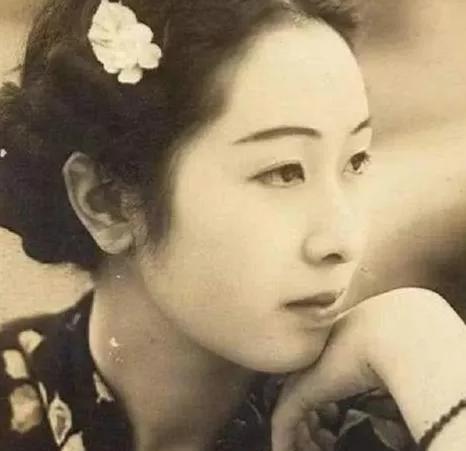 1918年，一个女孩因为结婚6年无法生孩子，被丈夫赶出了家。之后她被一个年轻军官