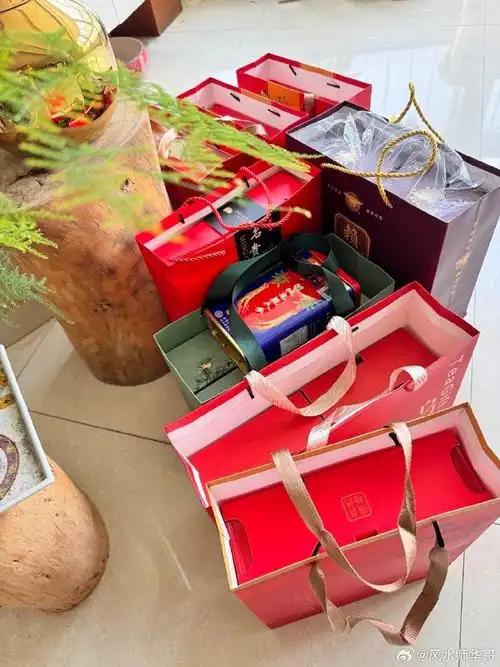 中秋节那天，大姑姐拎着大包小包回来看公婆，月饼、水果、营养品堆了一地。弟媳眼睛一
