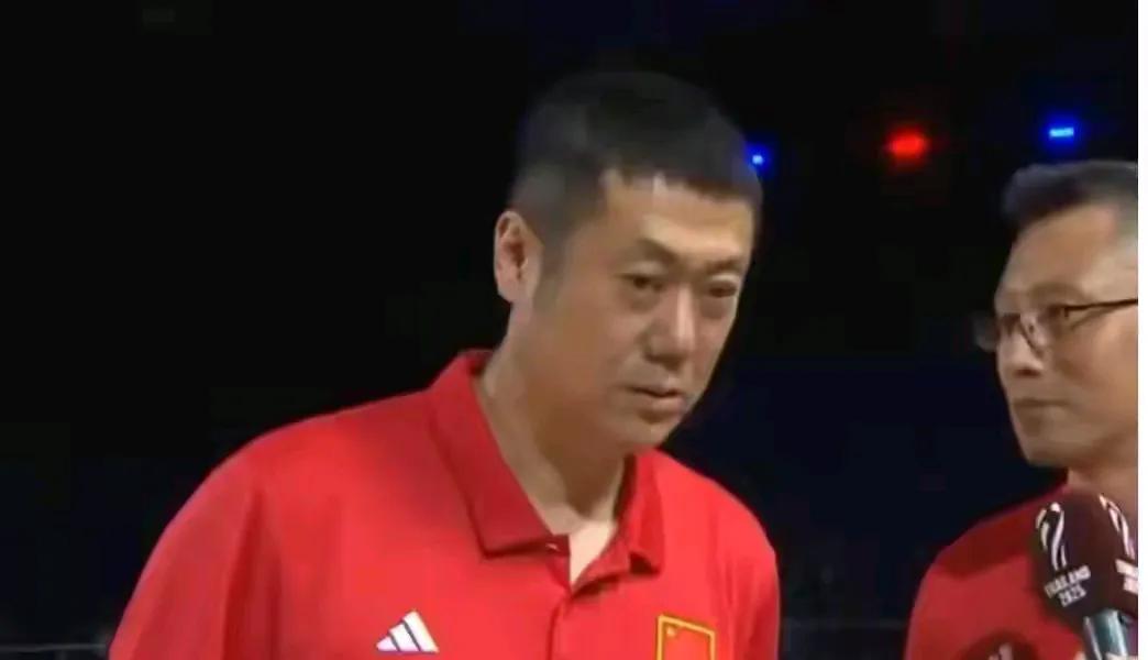 比赛丢局，赵勇发火。庄宇珊发球违例，这个责任也不该她一个人来担，球场上的嘈杂很