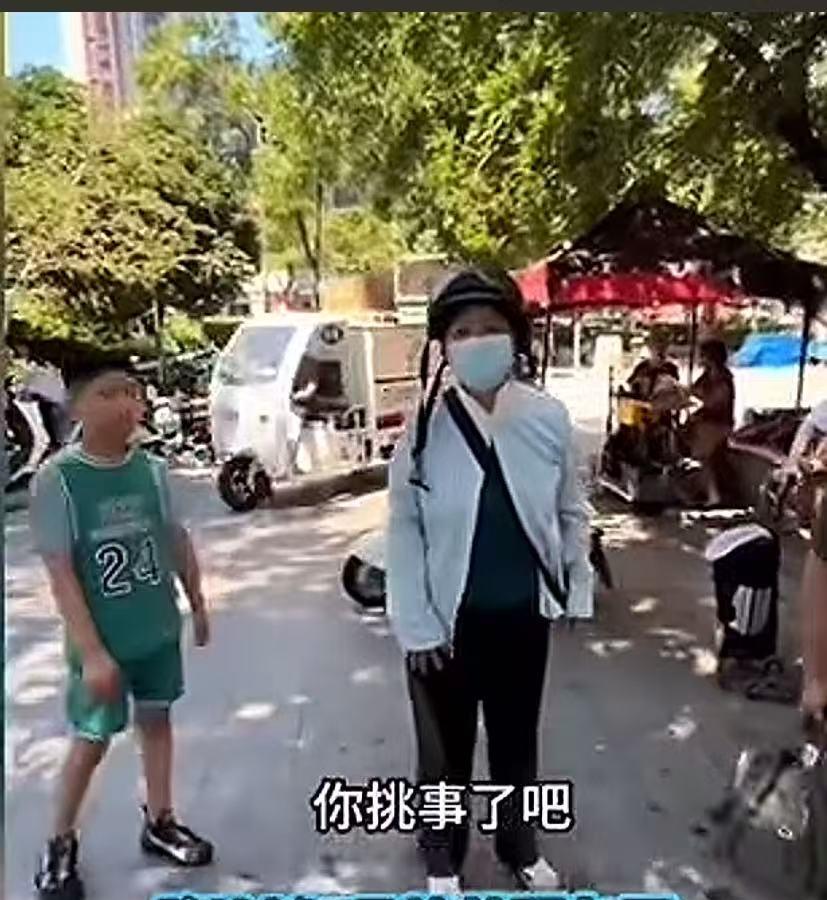 活不起了？江苏，妈妈花5元在路边给孩子理了个发，剪完却嫌弃老板剪得不好，不愿意付