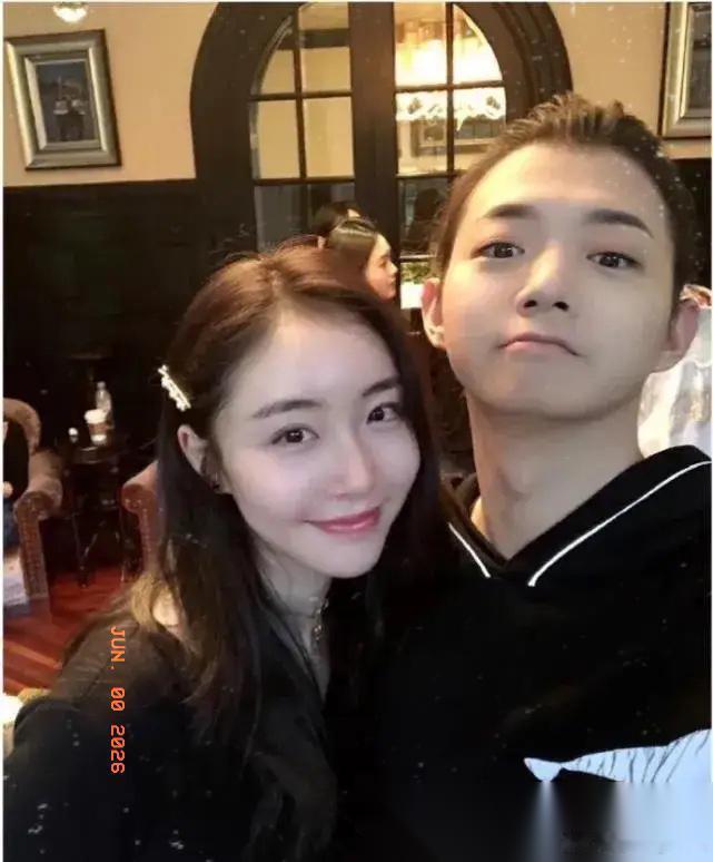 我问闺蜜，为啥霍尊刚计划重启舞台事业，陈露就立马晒出证明，这波操作让人有点看不懂