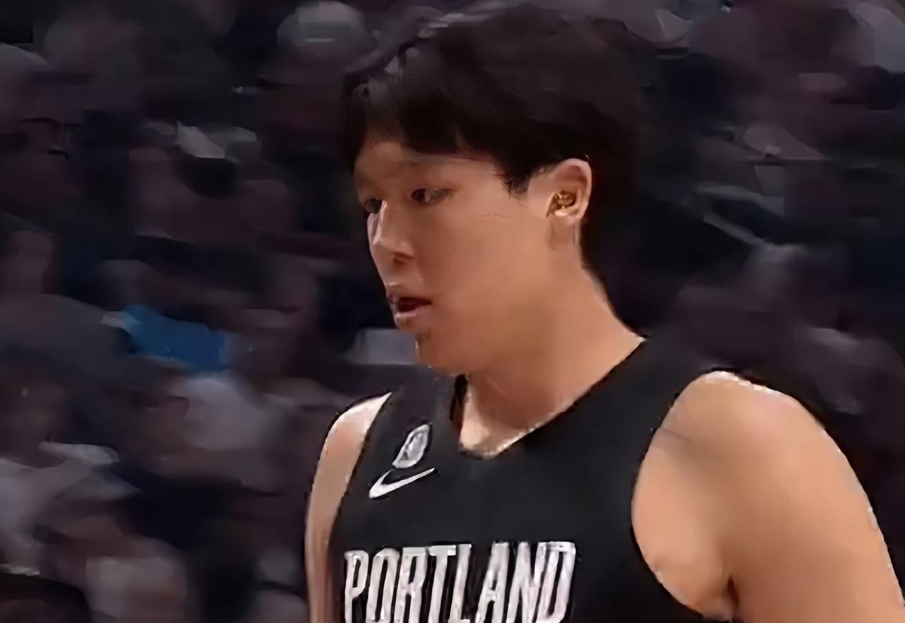 两罚两中，半场2分，杨瀚森NBA首秀表现正常。第一节上场2分钟，几乎没有摸到