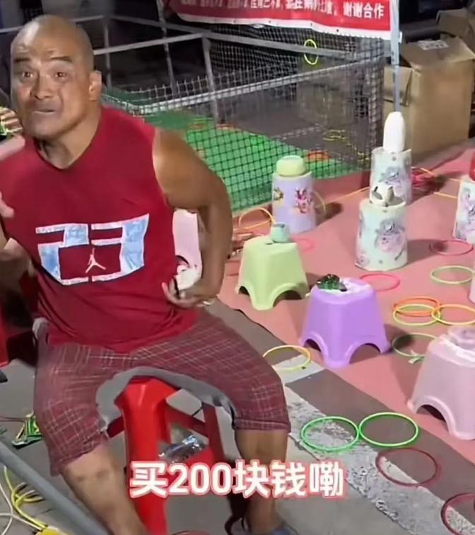 泪目！河北，残疾男子为了养家糊口，在路边摆"套圈"，但生意冷清没有开张，晚饭就干