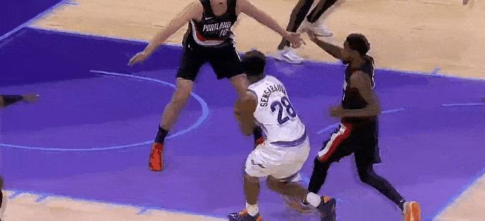 杨瀚森一转身，篮下像插了根桩子，谁也过不去。球一到手，对手俩人包夹，他抬手就送