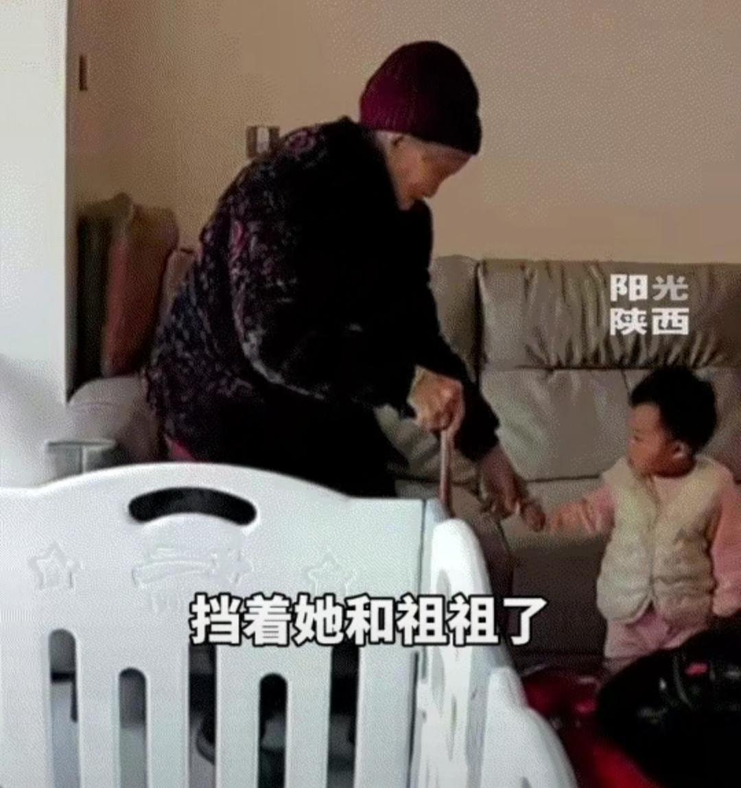 万万没有想到这个8个月的孩子居然火了四川一90多岁的老人，在孙子孙媳家生活，