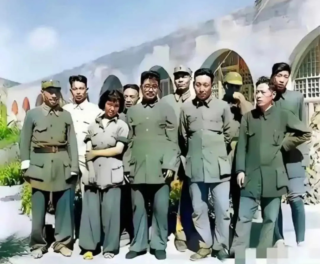 这张照片拍摄于1942年8月1日，记录了贺龙元帅与薛明在延安窑洞前举行婚礼的珍贵