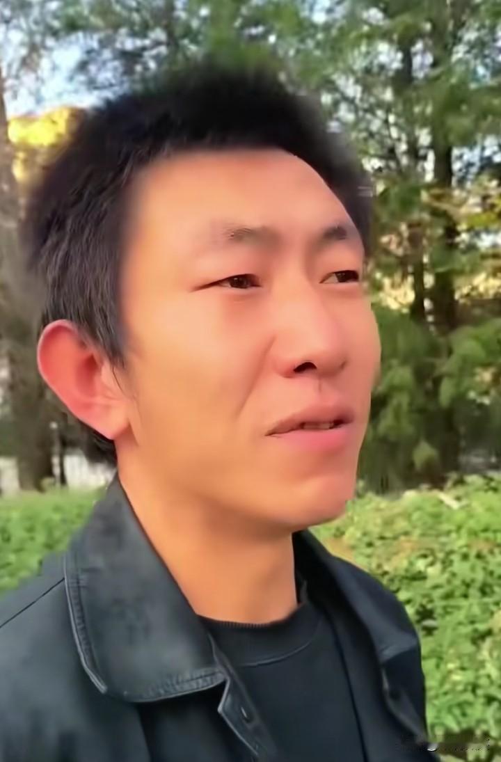 长治狗咬人纠纷，很多网友察觉到了端倪：狗是拴着的，怎么咬到申某的？当事人的姐